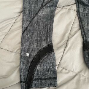 Rare Lululemon cropped gray pattern legging